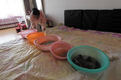 双峰楼上漏水，住户失联，小区没物管，业主维权难！律师来支招……